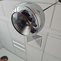 Suspension lumineuse en métal chromé en forme de boule. 5 unités. Vendu à l'unité avec faculté de réunion. Localisation : 6 rue Duret - 75116 Paris – Image 3