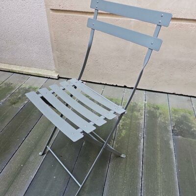 Ensemble de 2 tables et de 6 chaises de marque Fermob en métal dont une table et 3 chaises de couleur rouge, et une table et 3 chaises de couleur gris taupe. Localisation : 6 rue Duret – 75116 Paris