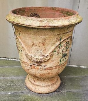 Ensemble de 2 pots en terre cuite. Hauteur 70 cm, diamètre 40 cm
