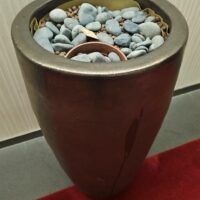 Pot de de fleur en céramique recouvert d'un vernis couleur béton ciré. 1 mètre de haut 40 cm de diamètre. Localisation : 6 rue Duret - 75116 Paris – Image 2