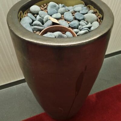 Pot de de fleur en céramique recouvert d’un vernis couleur béton ciré. 1 mètre de haut 40 cm de diamètre. Localisation : 6 rue Duret – 75116 Paris