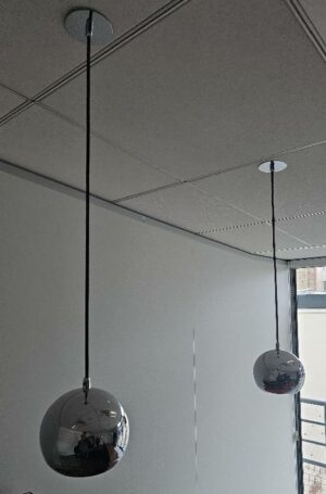 Suspension lumineuse en métal chromé en forme de boule. 5 unités. Vendu à l'unité avec faculté de réunion. Localisation : 6 rue Duret - 75116 Paris