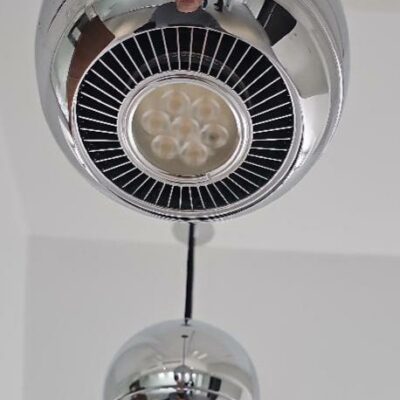 Suspension lumineuse en métal chromé en forme de boule. 5 unités. Vendu à l’unité avec faculté de réunion. Localisation : 6 rue Duret – 75116 Paris