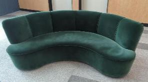 Canapé 6 places modèle Sarah Edition Maison Sarah Lavoine de forme arrondie recouvert de velours vert bouteille. Dimensions: 80 x 190 x 71 cm. 3 unités à vendre avec faculté de réunion. Localisation : 65 quai Georges Gorse – 92100 Boulogne