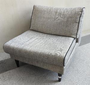 Fauteuil chauffeuse modèle Noa Edition Mason Sarah Lavoine recouvert de tissu chiné gris clair avec liseré noir, pieds en bois, coussins amovibles et déhoussables. Tâches.  Dimensions: 75 X 73 X 82 cm. 4 unités vendues avec faculté de réunion. Localisation : 65 quai Georges Gorse – 92100 Boulogne