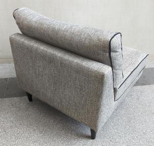 Fauteuil chauffeuse modèle Noa Edition Mason Sarah Lavoine recouvert de tissu chiné gris clair avec liseré noir, pieds en bois, coussins amovibles et déhoussables. Tâches.  Dimensions: 75 X 73 X 82 cm. 4 unités vendues avec faculté de réunion. Localisation : 65 quai Georges Gorse – 92100 Boulogne
