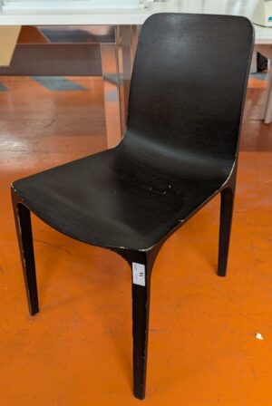 Chaise design Odo Fioravanti modèle Frida édition Pedrali en bois couleur wenge. (usures). 80 x 45 x 53 cm. 35 unités. Vendu à l'unité avec faculté de réunion. Localisation : 5 avenue Kleber - 75116 Paris