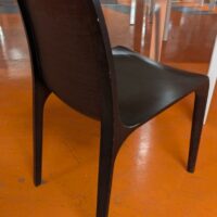 Chaise design Odo Fioravanti modèle Frida édition Pedrali en bois couleur wenge. (usures). 80 x 45 x 53 cm. 35 unités. Vendu à l'unité avec faculté de réunion. Localisation : 5 avenue Kleber - 75116 Paris – Image 2