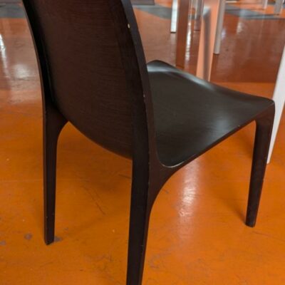 Chaise design Odo Fioravanti modèle Frida édition Pedrali en bois couleur wenge. (usures). 80 x 45 x 53 cm. 35 unités. Vendu à l’unité avec faculté de réunion. Localisation : 5 avenue Kleber – 75116 Paris