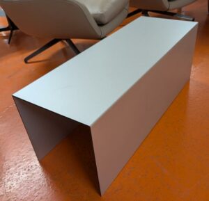 Table basse rectangulaire de marque Wogg en métal. 36 x 99 x 36 cm. Localisation : 5 avenue Kleber - 75116 Paris