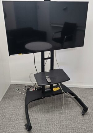 Moniteur de 48 pouces de marque Samsung modèle LHDB48E vendu avec son pied à roulettes.