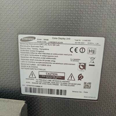 Moniteur de 48 pouces de marque Samsung modèle LHDB48E vendu avec son pied à roulettes.