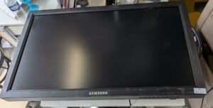 Moniteur 40 pouces de marque Samsung modèle LH40MGQLBC, avec attache murale. 2 unités. Vendu à l'unité avec faculté de réunion. Localisation : 10 rue du Ballon - 93160 Noisy-le-Grand