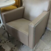 Fauteuil design Enrico Franzolini modèle Steel édition Moroso recouvert de cuir couleur taupe, piètement et profil des côtés en acier chromé. 79 x 71 x 70 cm. 3 unités. Vendu à l'unité avec faculté de réunion. Localisation : 10 rue du Ballon - 93160 Noisy-le-Grand – Image 3