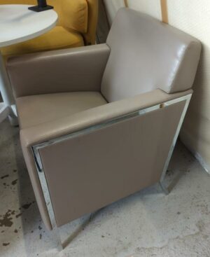 Fauteuil design Enrico Franzolini modèle Steel édition Moroso recouvert de cuir couleur taupe, piètement et profil des côtés en acier chromé. 79 x 71 x 70 cm. 3 unités. Vendu à l'unité avec faculté de réunion. Localisation : 10 rue du Ballon - 93160 Noisy-le-Grand