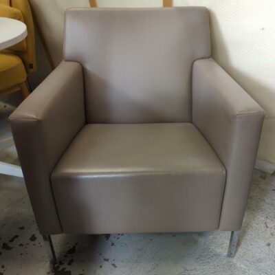 Fauteuil design Enrico Franzolini modèle Steel édition Moroso recouvert de cuir couleur taupe, piètement et profil des côtés en acier chromé. 79 x 71 x 70 cm. 3 unités. Vendu à l’unité avec faculté de réunion. Localisation : 10 rue du Ballon – 93160 Noisy-le-Grand