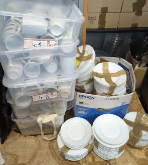 Lot de vaisselle comprenant assiettes plates et assiettes creuses en porcelaine blanche (environ 100), mugs (environ 100), saladiers en verre transparent (environ 30) on y joint des cloches micro-ondes en plastique (voir détails sur photos). Localisation : 10 rue du Ballon - 93160 Noisy-le-Grand