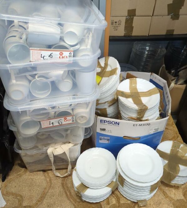 Lot de vaisselle comprenant assiettes plates et assiettes creuses en porcelaine blanche (environ 100), mugs (environ 100), saladiers en verre transparent (environ 30) on y joint des cloches micro-ondes en plastique (voir détails sur photos). Localisation : 10 rue du Ballon - 93160 Noisy-le-Grand