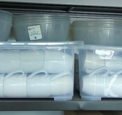 Lot de vaisselle comprenant assiettes plates et assiettes creuses en porcelaine blanche (environ 100), mugs (environ 100), saladiers en verre transparent (environ 30) on y joint des cloches micro-ondes en plastique (voir détails sur photos). Localisation : 10 rue du Ballon – 93160 Noisy-le-Grand