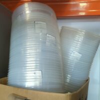 Lot de vaisselle comprenant assiettes plates et assiettes creuses en porcelaine blanche (environ 100), mugs (environ 100), saladiers en verre transparent (environ 30) on y joint des cloches micro-ondes en plastique (voir détails sur photos). Localisation : 10 rue du Ballon - 93160 Noisy-le-Grand – Image 3
