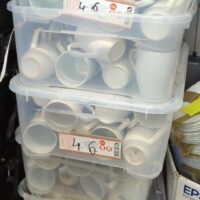 Lot de vaisselle comprenant assiettes plates et assiettes creuses en porcelaine blanche (environ 100), mugs (environ 100), saladiers en verre transparent (environ 30) on y joint des cloches micro-ondes en plastique (voir détails sur photos). Localisation : 10 rue du Ballon - 93160 Noisy-le-Grand – Image 4