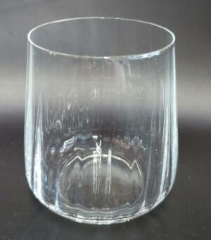 6 verres à eau en verre transparent, 9 x 7 cm, dans une boîte (la boite ne correspond pas au modèle). 36 boites. Vendu à l'unité avec faculté de réunion. Localisation : 10 rue du Ballon - 93160 Noisy-le-Grand