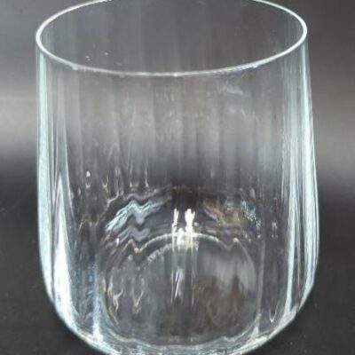 6 verres à eau en verre transparent, 9 x 7 cm, dans une boîte (la boite ne correspond pas au modèle). 36 boites. Vendu à l’unité avec faculté de réunion. Localisation : 10 rue du Ballon – 93160 Noisy-le-Grand