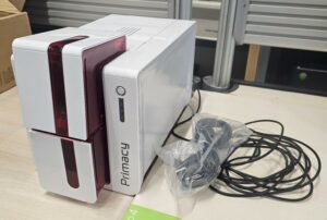Imprimante à badges et cartes de marque Evolis modèle Expert type PM1H0000RS vendue complète avec son alimentation. unités ?. Localisation : 10 rue du Ballon - 93160 Noisy-le-Grand