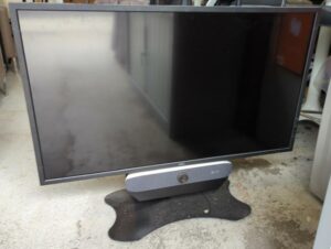 Moniteur 42 pouces de marque Nec modèle MultiSync V423,  sur pied (vendu sans Poly). 8 unités. Vendu à l'unité avec faculté de réunion. Localisation : 10 rue du Ballon - 93160 Noisy-le-Grand