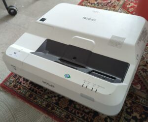 Vidéoprojecteur de marque Epson modèle EB-710Ui. 2 unités. Vendu à l'unité avec faculté de réunion. Localisation : 10 rue du Ballon - 93160 Noisy-le-Grand
