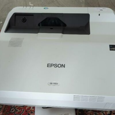 Vidéoprojecteur de marque Epson modèle EB-710Ui. 2 unités. Vendu à l’unité avec faculté de réunion. Localisation : 10 rue du Ballon – 93160 Noisy-le-Grand