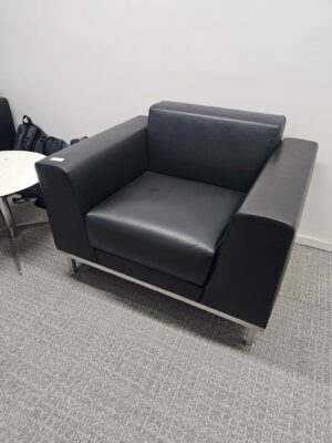 Canapé en cuir noir une place piètement en acier chromé. 
Dimensions  70 x70 x 80 cm.
7 unités vendues avec facultés de réunion.