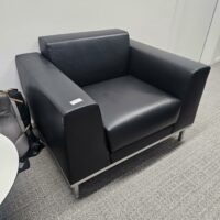 Canapé en cuir noir une place piètement en acier chromé. 
Dimensions  70 x70 x 80 cm.
7 unités vendues avec facultés de réunion. – Image 2