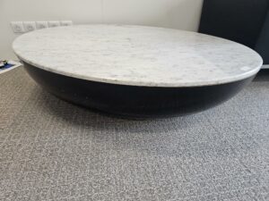 Table basse ovale modèle Luna édition Belta Frajumar plateau en marbre blanc veiné gris, soclean bois noir. 
Dimensions :130 x 90 cm.