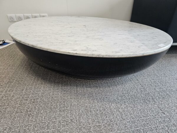 Table basse ovale modèle Luna édition Belta Frajumar plateau en marbre blanc veiné gris, soclean bois noir. 
Dimensions :130 x 90 cm.