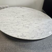 Table basse ovale modèle Luna édition Belta Frajumar plateau en marbre blanc veiné gris, soclean bois noir. 
Dimensions :130 x 90 cm. – Image 2