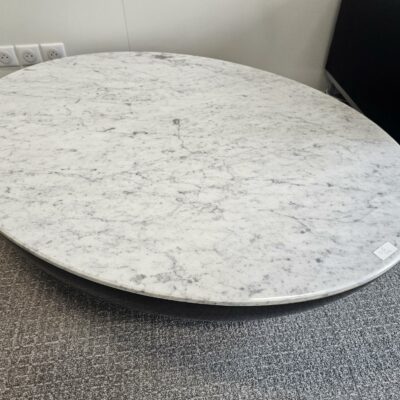 Table basse ovale modèle Luna édition Belta Frajumar plateau en marbre blanc veiné gris, soclean bois noir. 
Dimensions :130 x 90 cm.