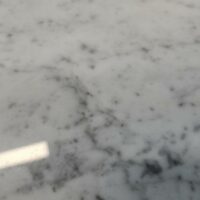 Table basse ovale modèle Luna édition Belta Frajumar plateau en marbre blanc veiné gris, soclean bois noir. 
Dimensions :130 x 90 cm. – Image 3