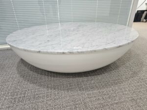 Table basse ovale modèle Luna édition Belta Frajumar à plateau en marbre blanc veiné gris, socle en bois blanc.
Dimensions :130 x 90 cm
2 unités vendues avec faculté de réunion.
