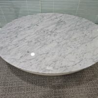 Table basse ovale modèle Luna édition Belta Frajumar à plateau en marbre blanc veiné gris, socle en bois blanc.
Dimensions :130 x 90 cm
2 unités vendues avec faculté de réunion. – Image 2