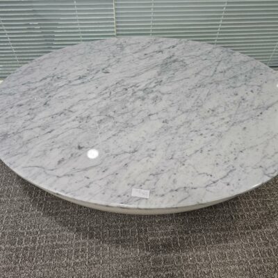 Table basse ovale modèle Luna édition Belta Frajumar à plateau en marbre blanc veiné gris, socle en bois blanc.
Dimensions :130 x 90 cm
2 unités vendues avec faculté de réunion.