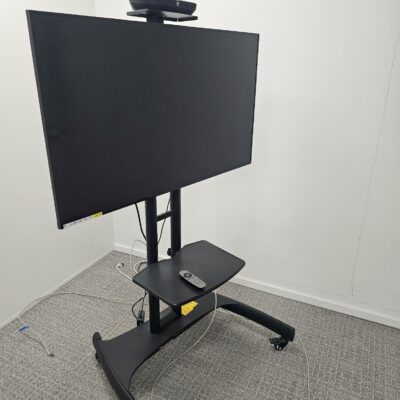 Moniteur de marque Samsung modele DB48E ,48 pouces,  vndu avec son pied sur roulettes et une caméra video n de marque Huawei modèle.