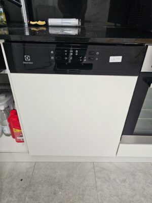 Lave vaisselle encastré marque Electrolux 12 couverts.