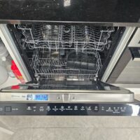 Lave vaisselle encastré de marque Electrolux 12 couverts. Localisation : 10 rue du Ballon - 93160 Noisy-le-Grand – Image 2
