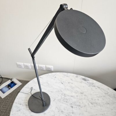Lampes de table articulée de marque Artemide,  modèle Demetra design Naoto Fukasawa finition gris anthracite mat.
17 unités vendues avec faculté de réunion.