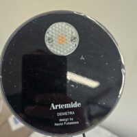 Lampe de table articulée de marque Artemide,  modèle Demetra design Naoto Fukasawa finition gris anthracite mat.
17 unités vendues avec faculté de réunion. – Image 3