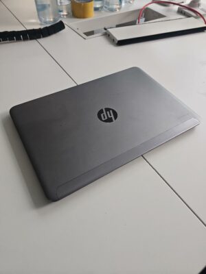 Ordinateur portable de marque HP modèle folio 10-40 processeur Intel inside core i7.