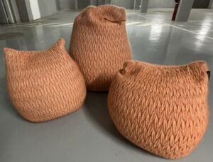 Lot de 3 Poufs design Aleksendra Gaca modèle Slumber en laine de couleur rouge orangé . usures.