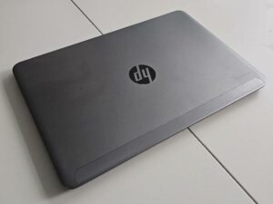 Ordinateur portable de marque HP modèle folio 10-40 processeur Intel inside core i7.