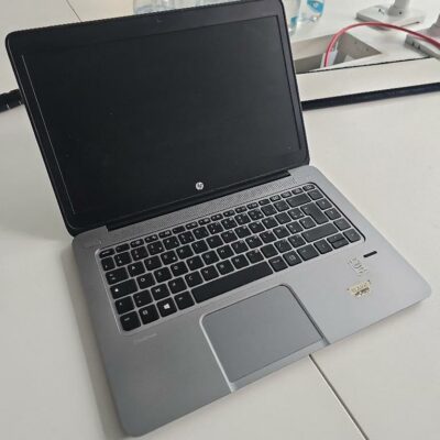 Ordinateur portable de marque HP modèle folio 10-40 processeur Intel inside core i7.